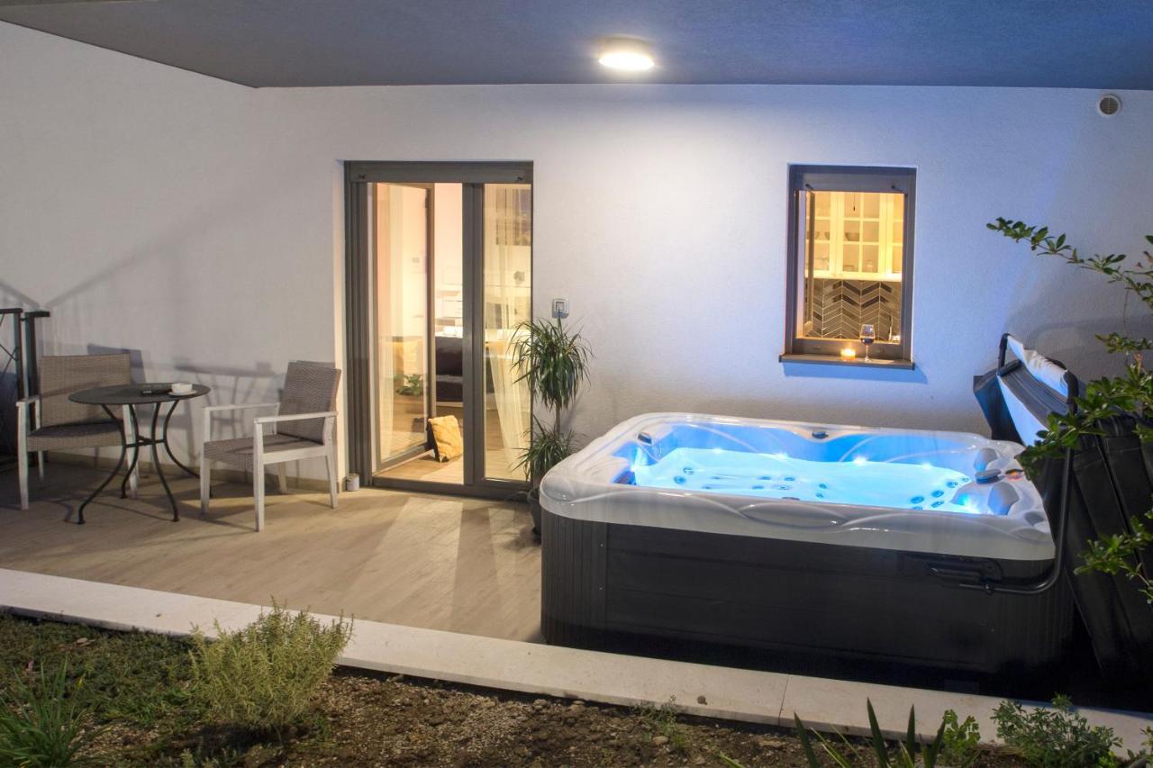 Studio And Hot Tub Split Exteriér fotografie
