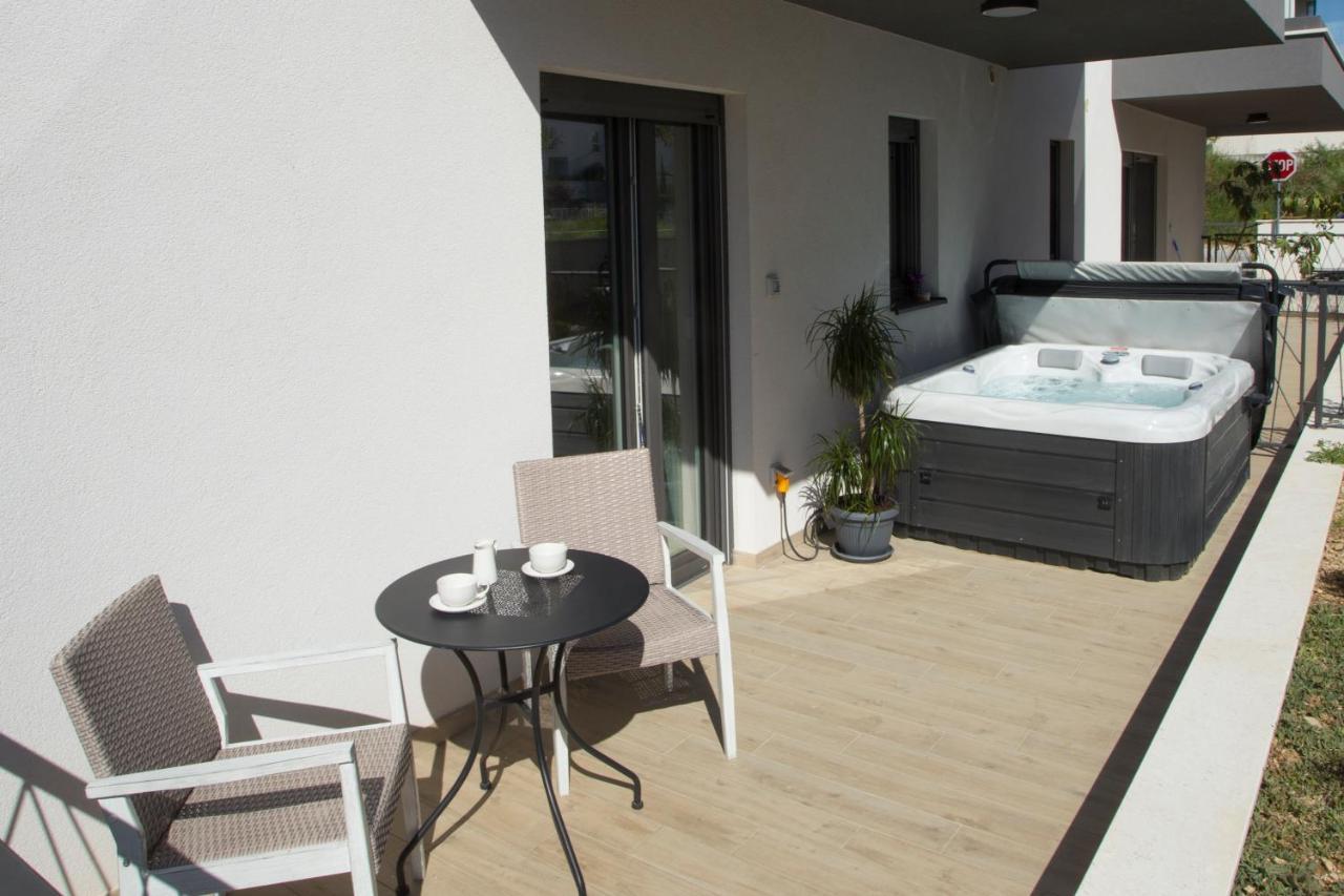 Studio And Hot Tub Split Exteriér fotografie