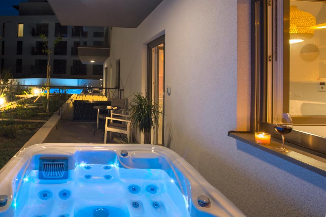 Studio And Hot Tub Split Exteriér fotografie